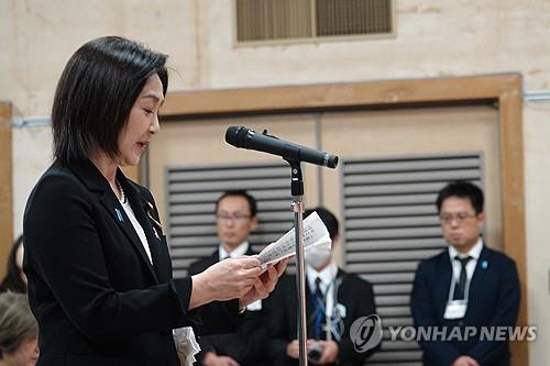 일본 외무성의 이쿠이나 아키코 외무성 정무관이 24일 오후 니가타현 사도섬 서쪽에 있는 사도시 아이카와개발종합센터에서 열린 '사도광산 추모식'에서 기념사를 하고 있다. 이쿠이나 정무관은 과거 태평양전쟁 A급 전범들이 합사된 야스쿠니 신사를 참배했던 것으로 일본에서 보도된 적이 있다. [사도(일본)=연합뉴스]